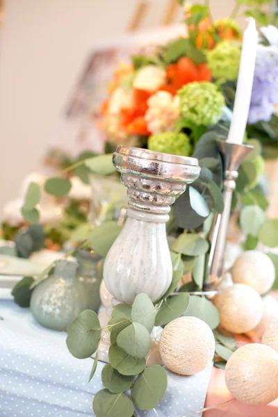 Candles and purple tulips — Stock Photo, Image