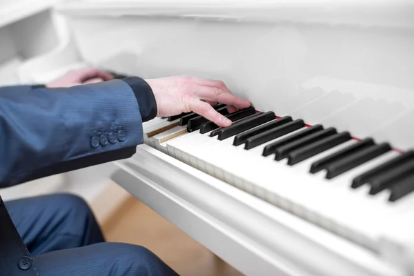 Mãos tocando piano — Fotografia de Stock