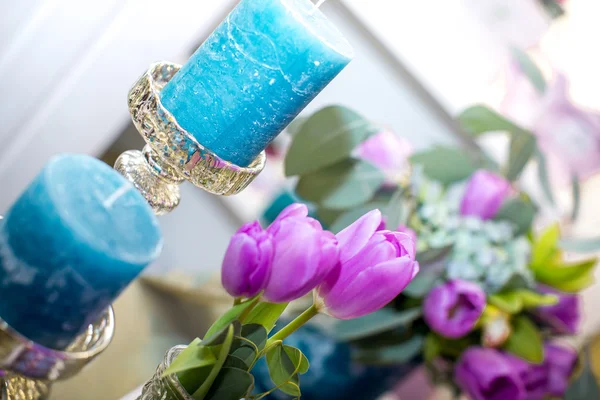 Свічки і фіолетові тюльпани — стокове фото