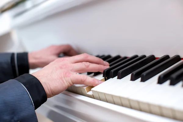 Mãos tocando piano — Fotografia de Stock