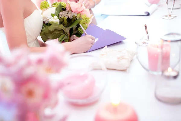 Boda de manos de novia — Foto de Stock