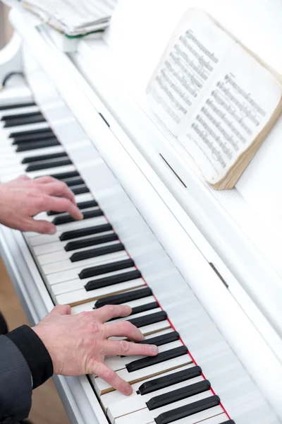 Mãos tocando piano — Fotografia de Stock