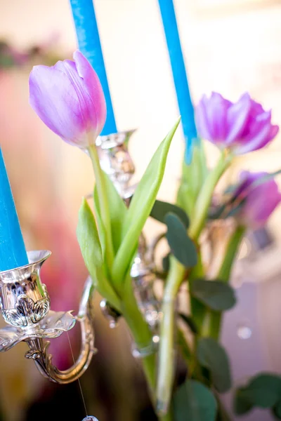 Gyertyák és a lila tulipán — Stock Fotó