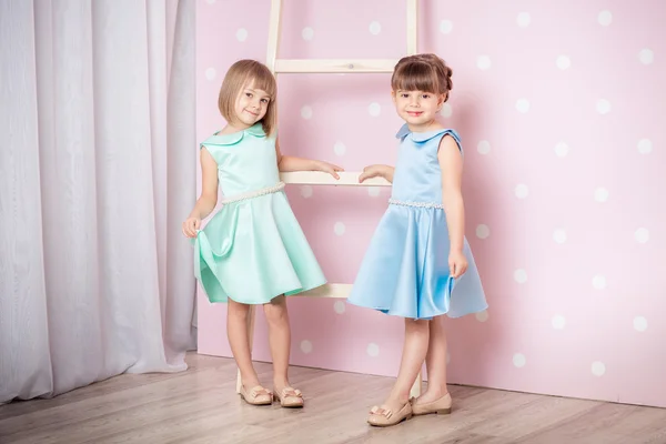 Små flickor klädda i princess — Stockfoto