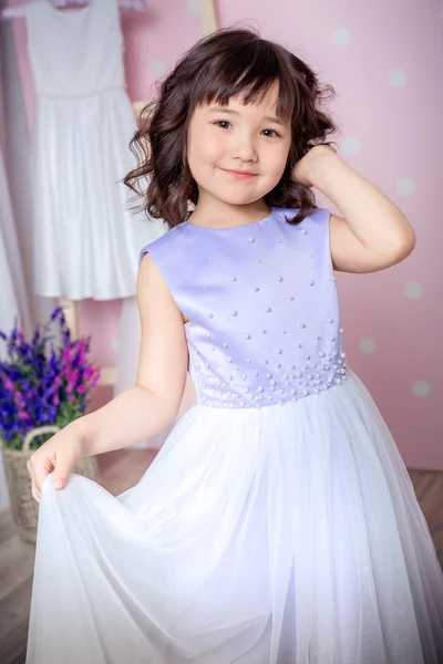 Kleines Mädchen im Prinzessinnenkleid — Stockfoto