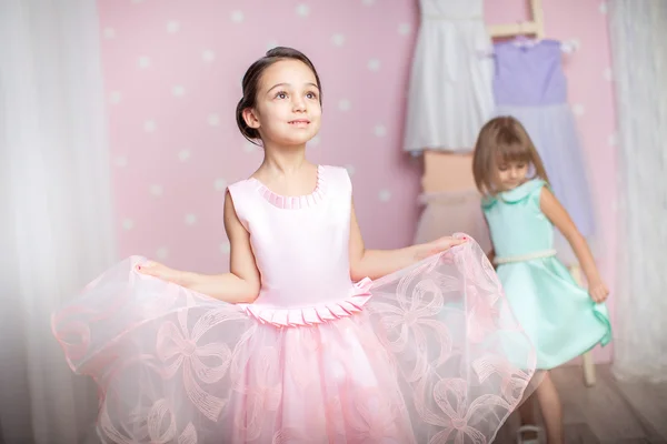 Klein meisje in prinses jurk — Stockfoto