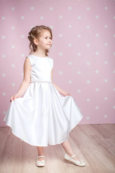 Petite fille en robe de princesse — Photo