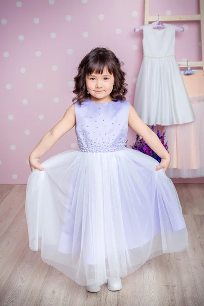 Маленька дівчинка в сукні принцеси — стокове фото