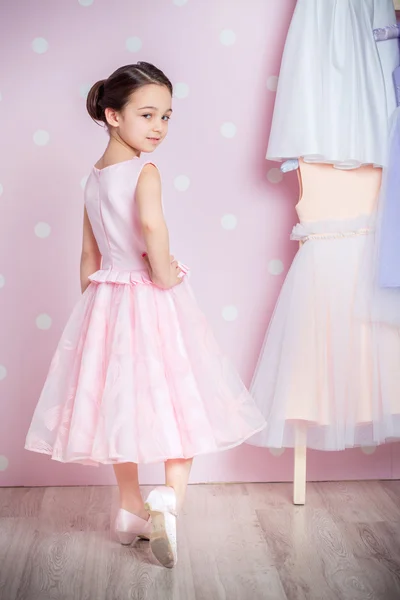 Petite fille en robe de princesse — Photo