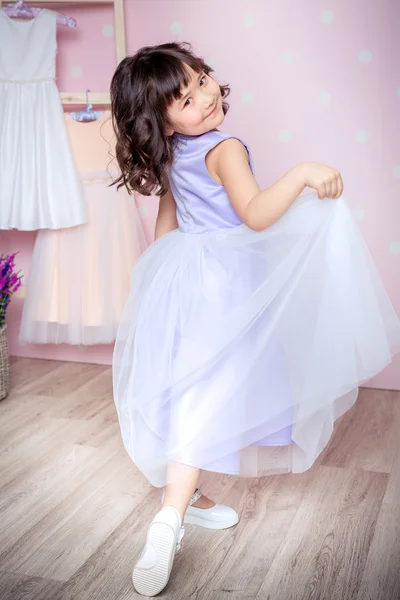 Liten flicka i prinsessa klä — Stockfoto