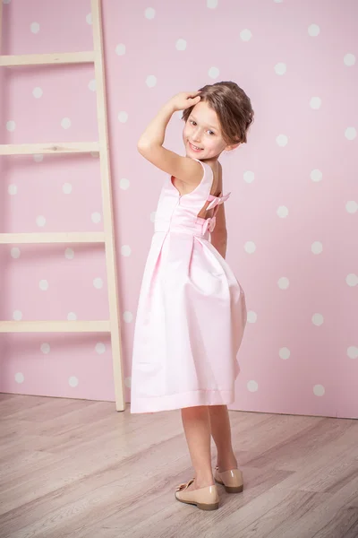 Petite fille en robe de princesse — Photo