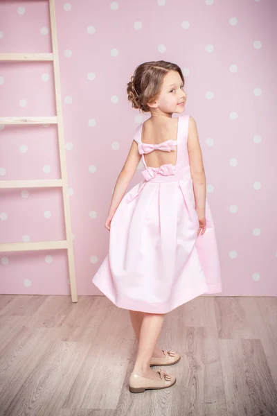 Niña en vestido de princesa — Foto de Stock