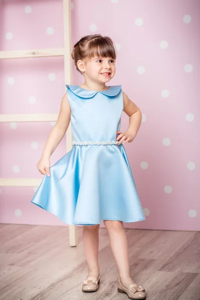 Petite fille en robe de princesse — Photo