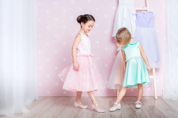 Små flickor klädda i princess — Stockfoto