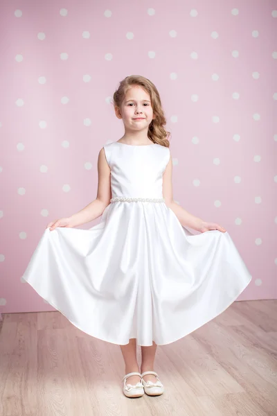 Petite fille en robe de princesse — Photo