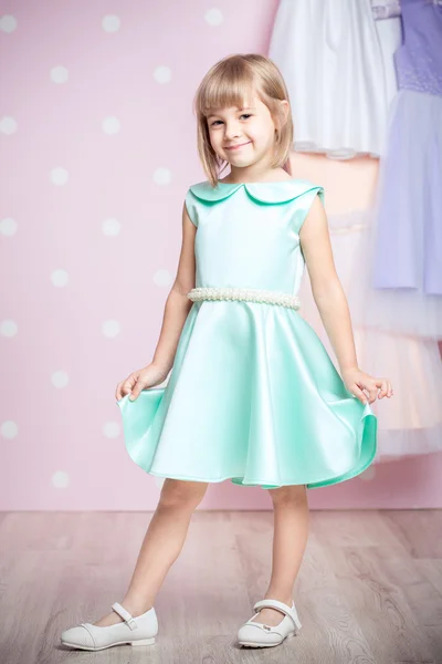 Liten flicka i prinsessa klä — Stockfoto