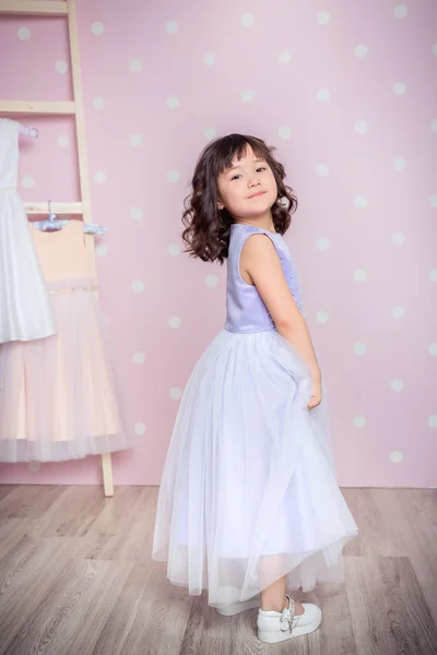 Petite fille en robe de princesse — Photo