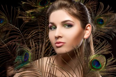 parlak makyaj ve tavus kuşu feathe kızla