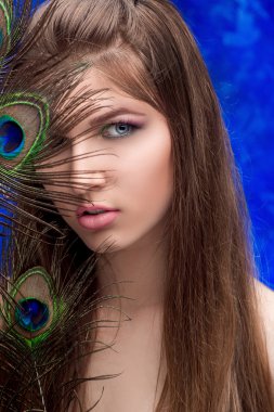 parlak makyaj ve tavus kuşu feathe kızla