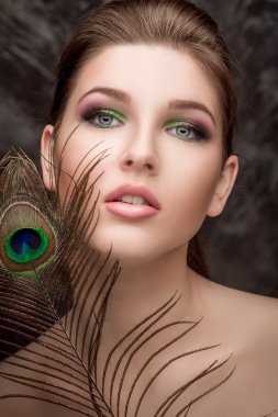 parlak makyaj ve tavus kuşu feathe kızla