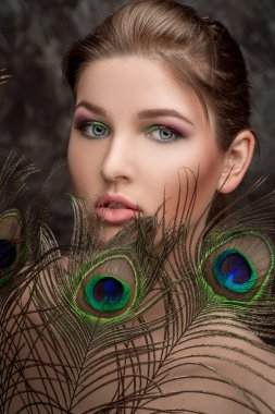 parlak makyaj ve tavus kuşu feathe kızla