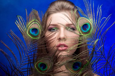 parlak makyaj ve tavus kuşu feathe kızla