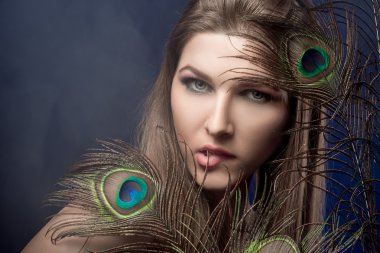 parlak makyaj ve tavus kuşu feathe kızla