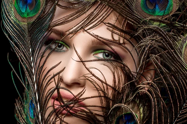 Meisje met lichte make-up en peacock feathe — Stockfoto