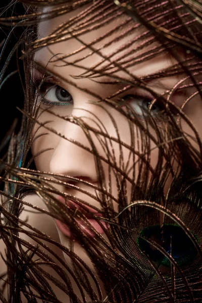Девушка с ярким макияжем и павлиньим перышком — стоковое фото