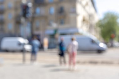 Şehir caddesinde yürüyen insanlar