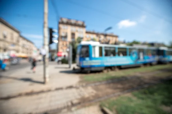 Straßenbahn fährt durch die Stadt — Stockfoto
