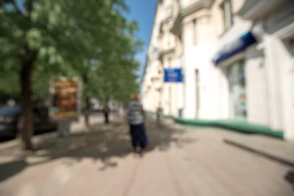 Persone che camminano su una strada della città — Foto Stock
