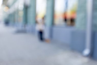 Şehir caddesinde yürüyen insanlar