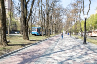 Şehir caddesinde yürüyen insanlar