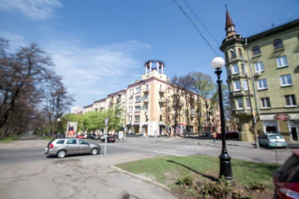 Auto fährt durch die Stadt — Stockfoto