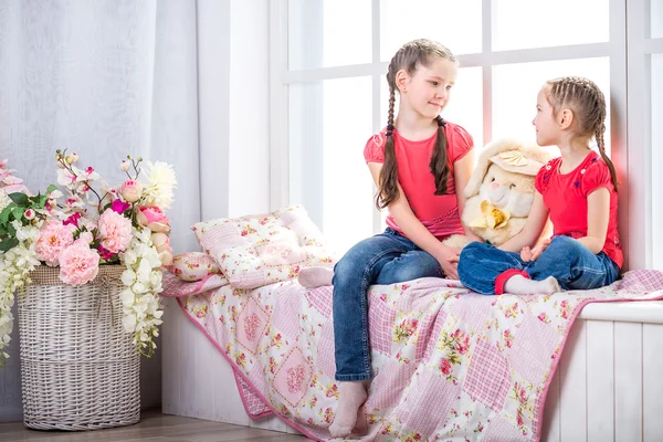 Mooie kleine meisjes glimlachen — Stockfoto