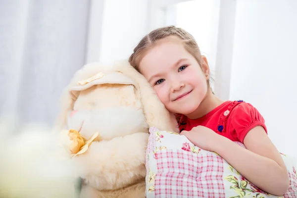 Gelukkig kind met speelgoed — Stockfoto