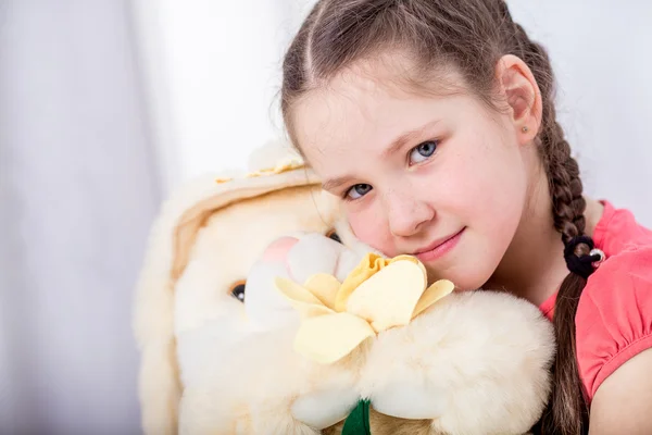 Gelukkig kind met speelgoed — Stockfoto