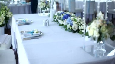 elinde bir buket çiçek düzeltildi