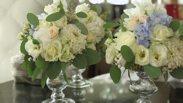 La caméra glisse sur les vases avec des fleurs — Video