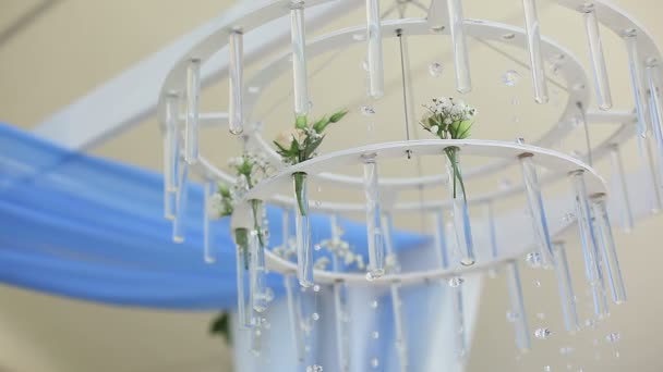 Chandelier with bulbs at the wedding ceremony — Stock Video