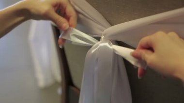 Kız çiçek sandalyeyle şeritte düzeltir