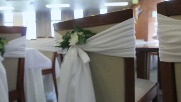 Crisântemo em cadeiras de casamento — Vídeo de Stock