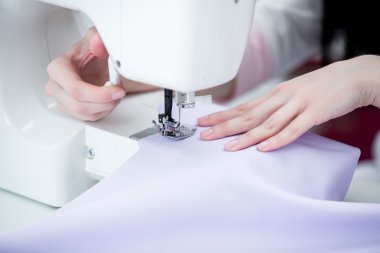 Dikiş makinesine terzi kız dikmiş.