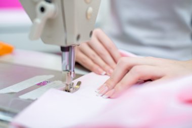 Dikiş makinesine terzi kız dikmiş.