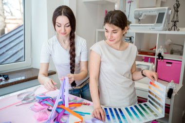 Terziler kumaş elbise için seçin