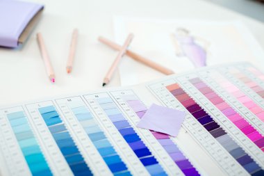 bir elbise ve kumaş bir dizi kroki