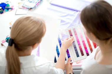 bir elbise ve kumaş bir dizi kroki