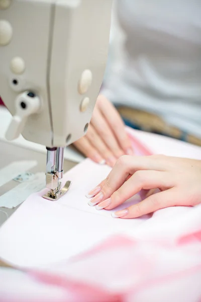 Menina costureira costurar na máquina de costura — Fotografia de Stock