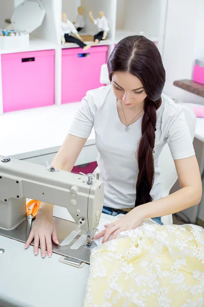 Menina costureira costurar na máquina de costura — Fotografia de Stock